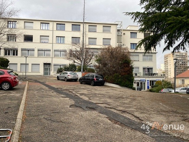 STUDIO A LOUER - ST ETIENNE ROND POINT/METARE - 43.95 m2 - 570 &euro; charges comprises par mois
