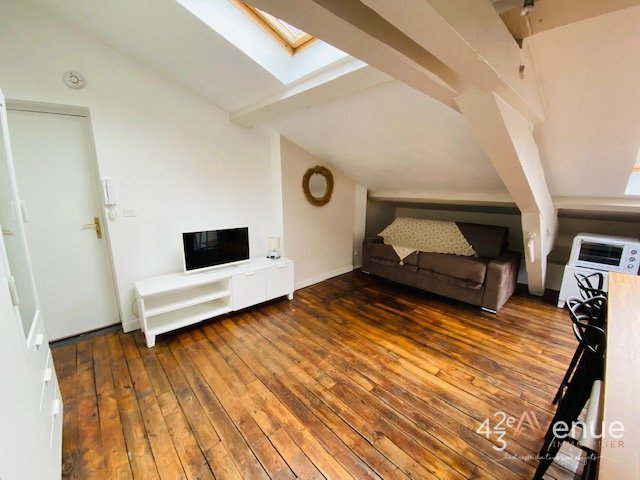 Studio sous les toits A LOUER - ST ETIENNE BELLEVUE/CENTRE II - 17 m2 - 350 &euro; charges comprises par mois