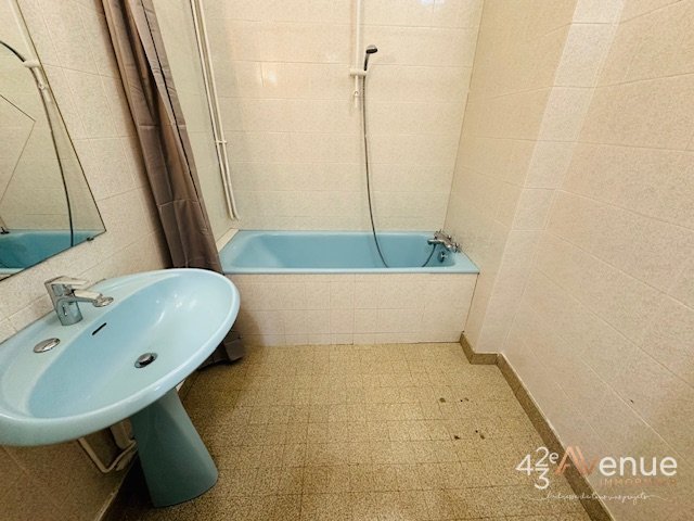APPARTEMENT T1 - ST ETIENNE FAC TREFILERIE - 43.45 m2 - LOU&Eacute;