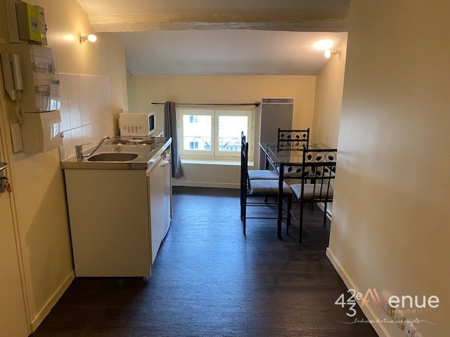 APPARTEMENT T1 A LOUER - ST ETIENNE Place Grenette/Place du Peuple - 19.07 m2 - 258€ charges comprises par mois