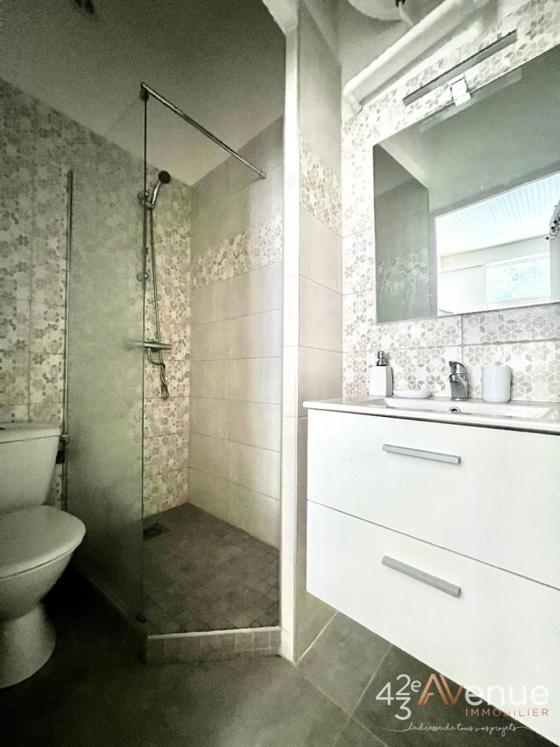 T1 de 32 m2 plus chambre en mezzanine - ST ETIENNE Hauteur de la place Albert Thomas - 32.43 m2 - VENDU