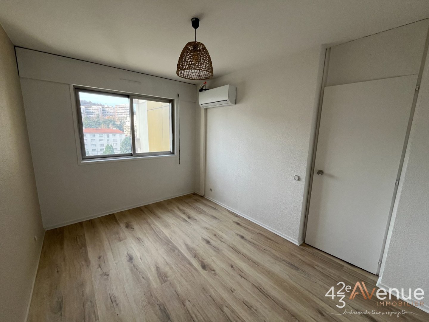 APPARTEMENT T2 - ST ETIENNE BERGSON - 46.8 m2 - LOU&Eacute;