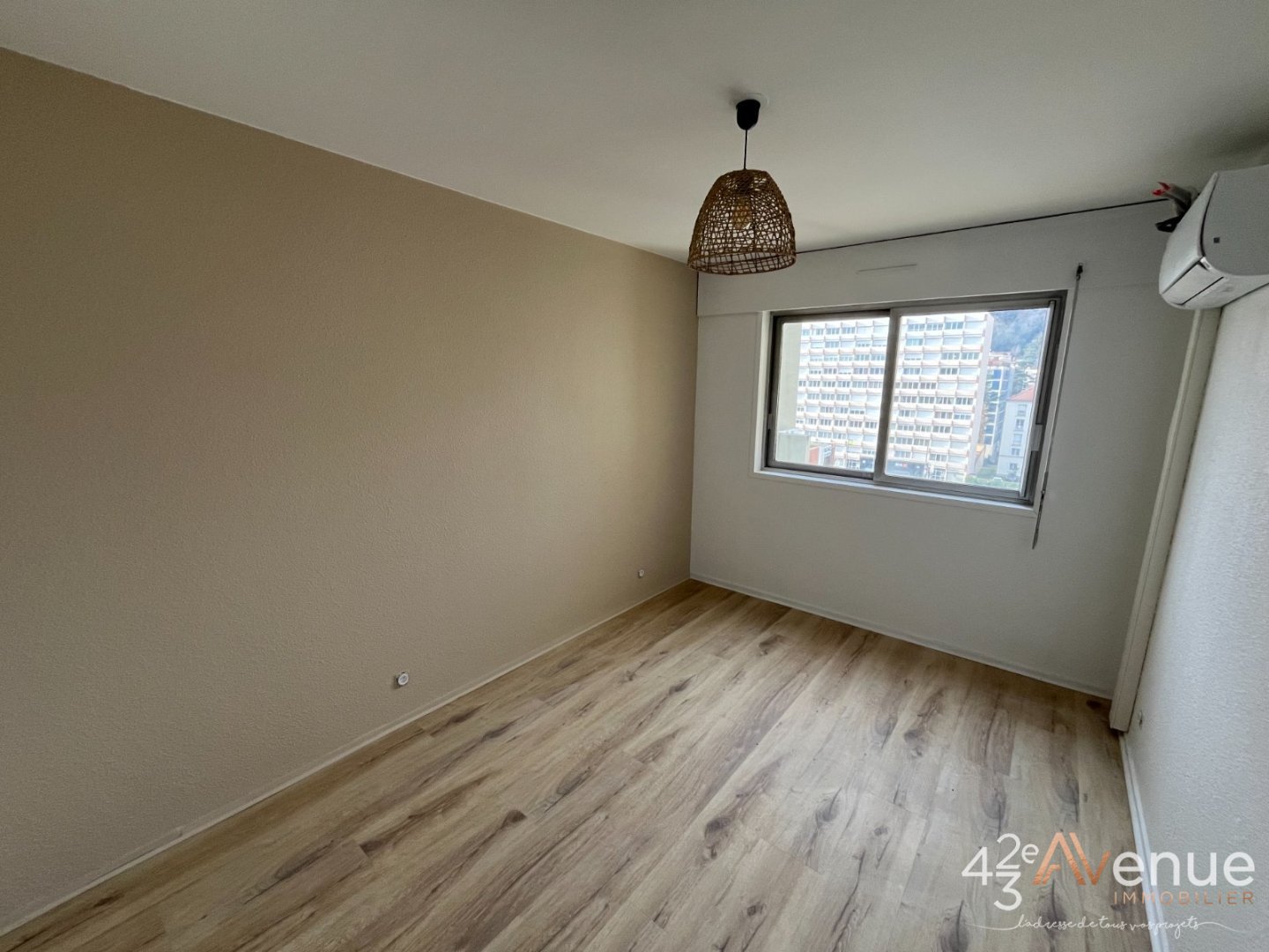 APPARTEMENT T2 - ST ETIENNE BERGSON - 46.8 m2 - LOU&Eacute;