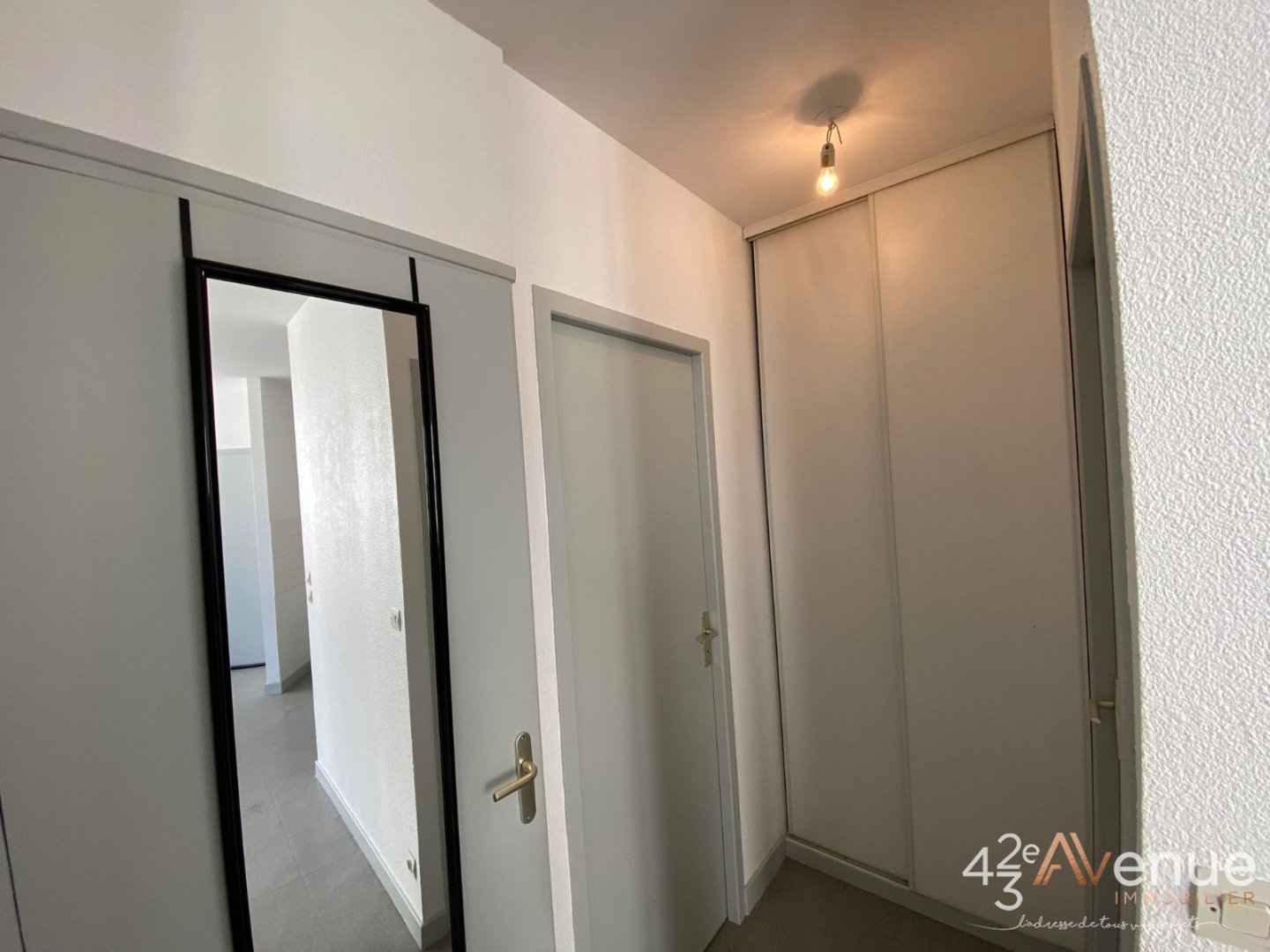 T2 Meublé A LOUER - ST ETIENNE CENTRE VILLE/JACQUARD - 35.2 m2 - 490 &euro; charges comprises par mois