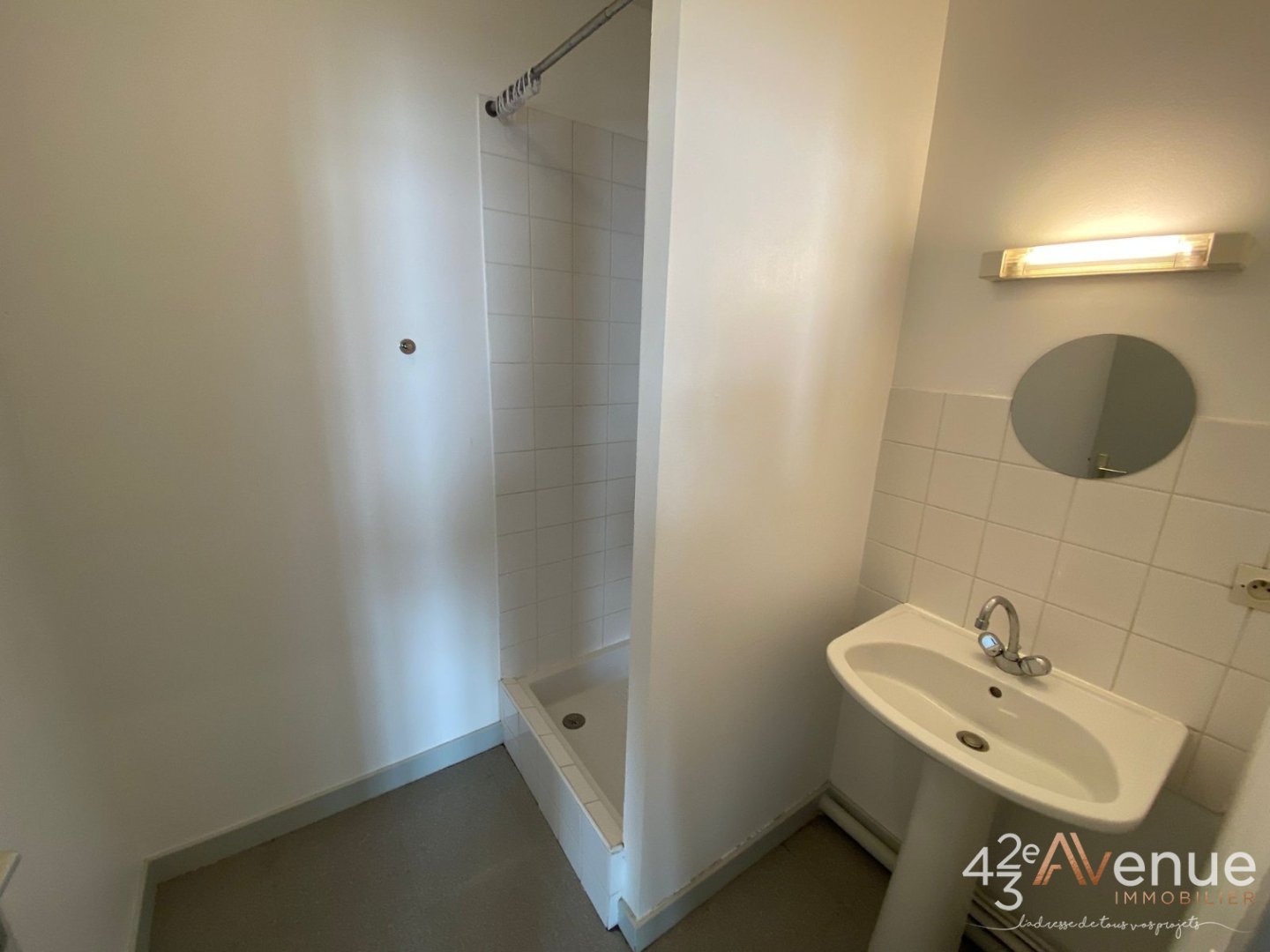 T2 Meublé A LOUER - ST ETIENNE CENTRE VILLE/JACQUARD - 35.2 m2 - 490 &euro; charges comprises par mois