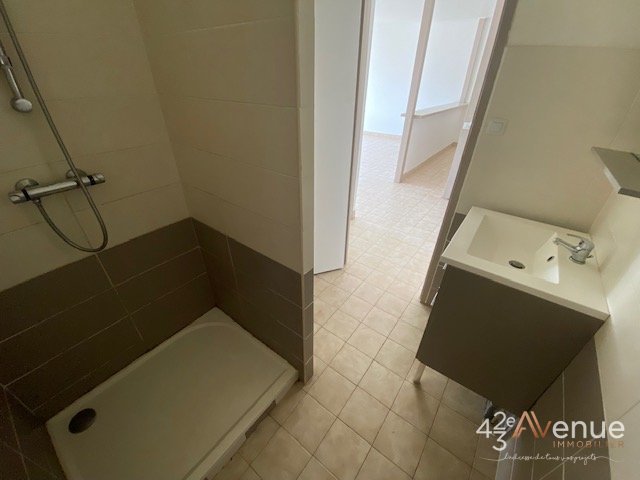 APPARTEMENT T2 - ST ETIENNE COLLINE DES PERES - 56.83 m2 - LOU&Eacute;