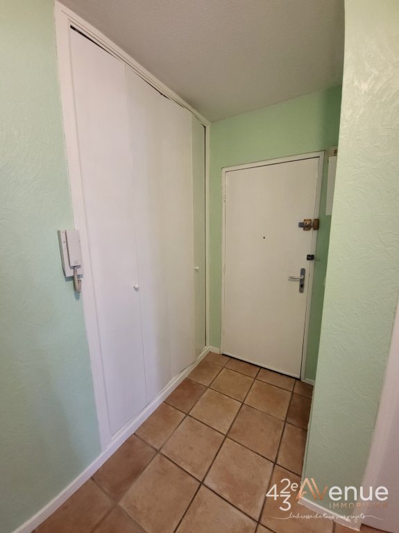 APPARTEMENT T2 - ST ETIENNE FACULTE   CENTRE DEUX - 52.28 m2 - LOU&Eacute;