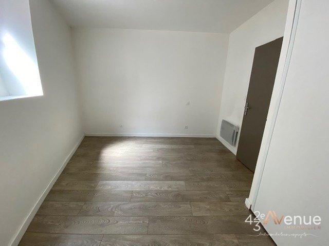 APPARTEMENT T2 A LOUER - ST ETIENNE Place Anatole France - 41.45 m2 - 428 € charges comprises par mois