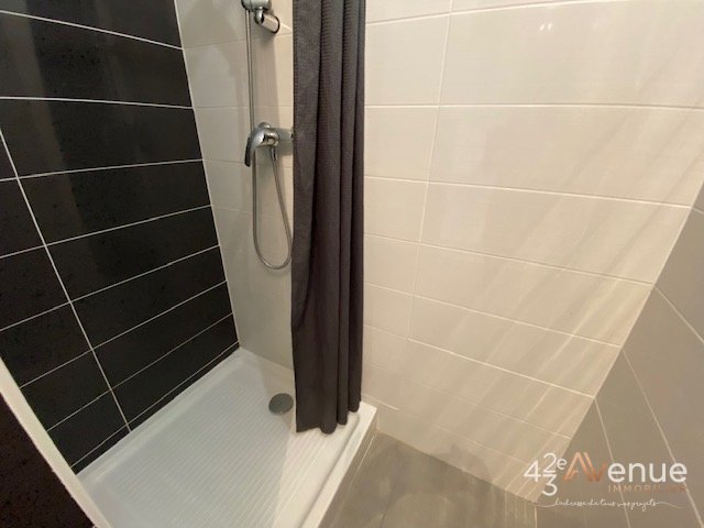 APPARTEMENT T2 A LOUER - ST ETIENNE Place Anatole France - 41.45 m2 - 428 € charges comprises par mois