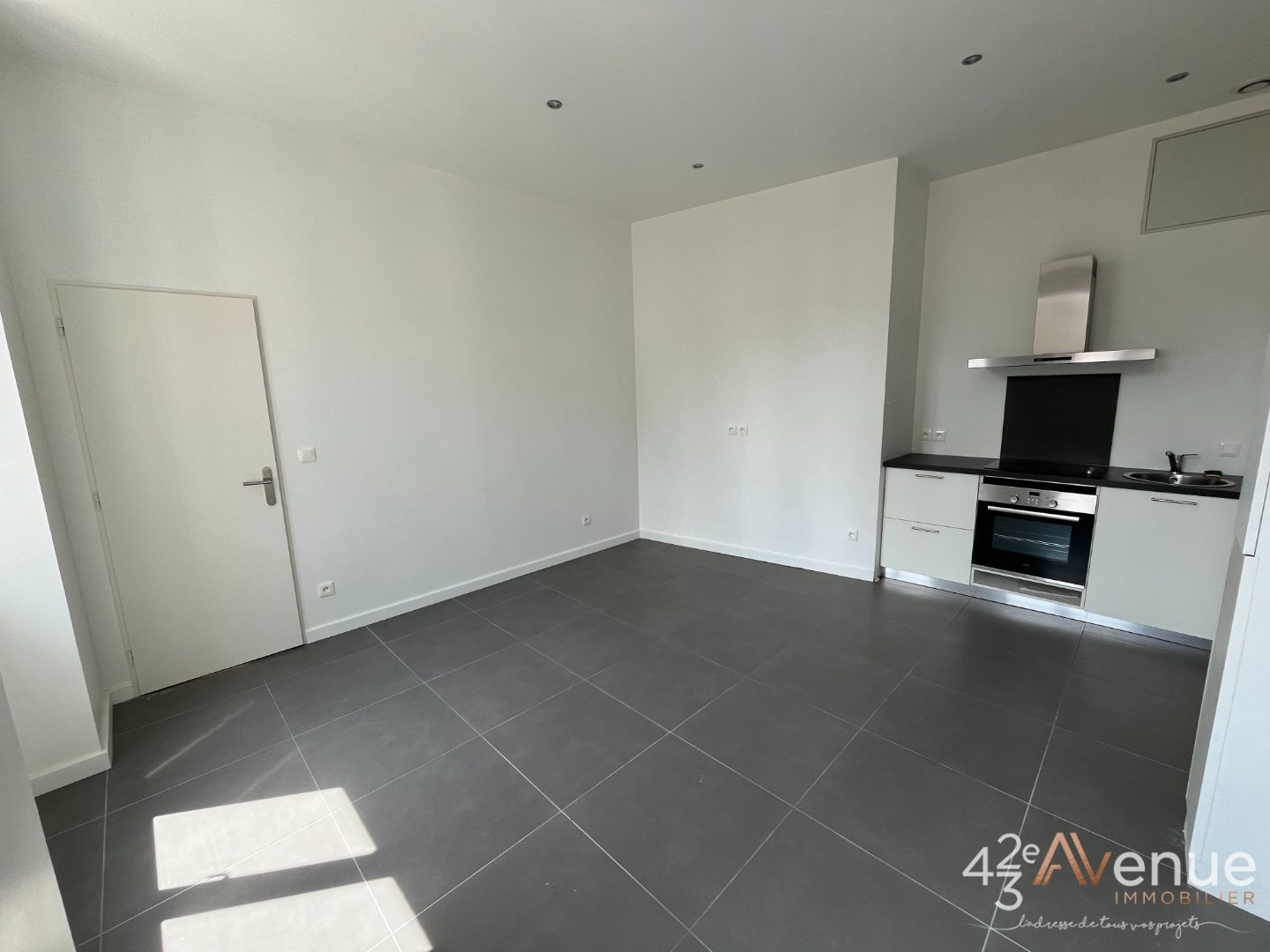 APPARTEMENT T2 - ST ETIENNE PLACE DORIAN/PEUPLE - 30.68 m2 - LOUÉ