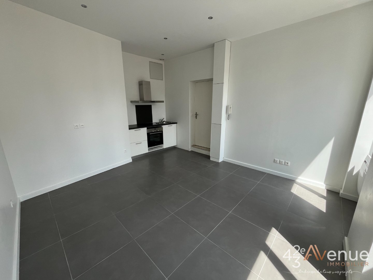 APPARTEMENT T2 - ST ETIENNE PLACE DORIAN/PEUPLE - 30.68 m2 - LOUÉ