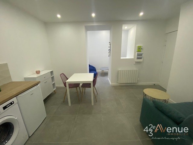 T2 Meublé A LOUER - ST ETIENNE PLACE DU PEUPLE/GRENETTE - 36.23 m2 - 556 &euro; charges comprises par mois