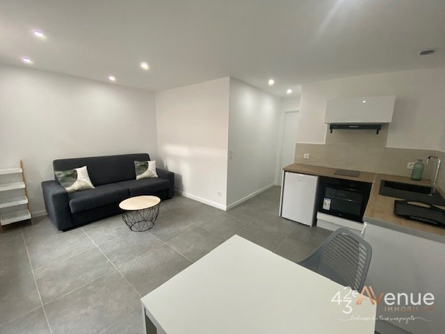 Hyper Centre T2 Meubl� avec Terrasse A LOUER - ST ETIENNE PLACE DU PEUPLE/PLACE GRENETTE - 31.05 m2 - 551�&euro; charges comprises par mois