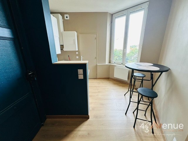 T2 Meublé A LOUER - ST ETIENNE TREFILERIE/CENTRE II - 27.95 m2 - 400 &euro; charges comprises par mois