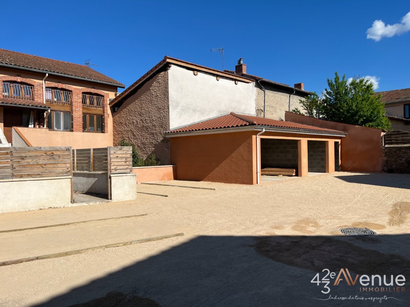 APPARTEMENT T2 LOT N°3 JARDIN PARKING CAVE A VENDRE - ST JUST ST RAMBERT - 87 m2 - 169 000 &euro;