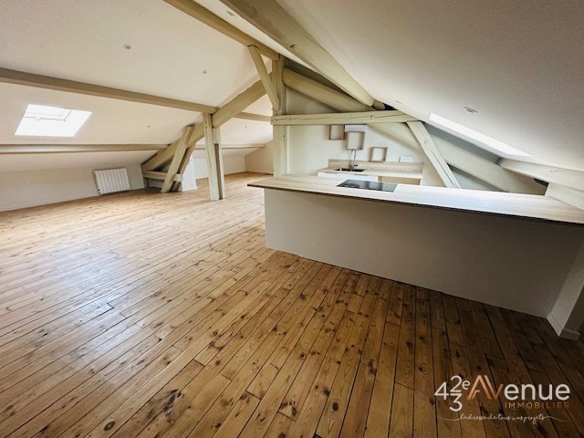 APPARTEMENT T3 - CENTRE DE ROCHE LA MOLIERE - 104.4 m2 - LOUÉ