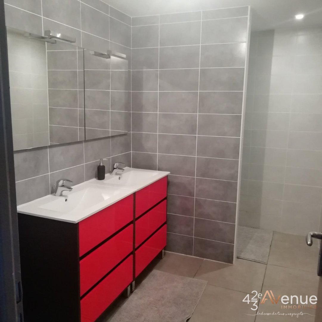 APPARTEMENT T3 A LOUER - ST ETIENNE BADOUILLERE/CENTRE VILLE - 61.53 m2 - 730 &euro; charges comprises par mois