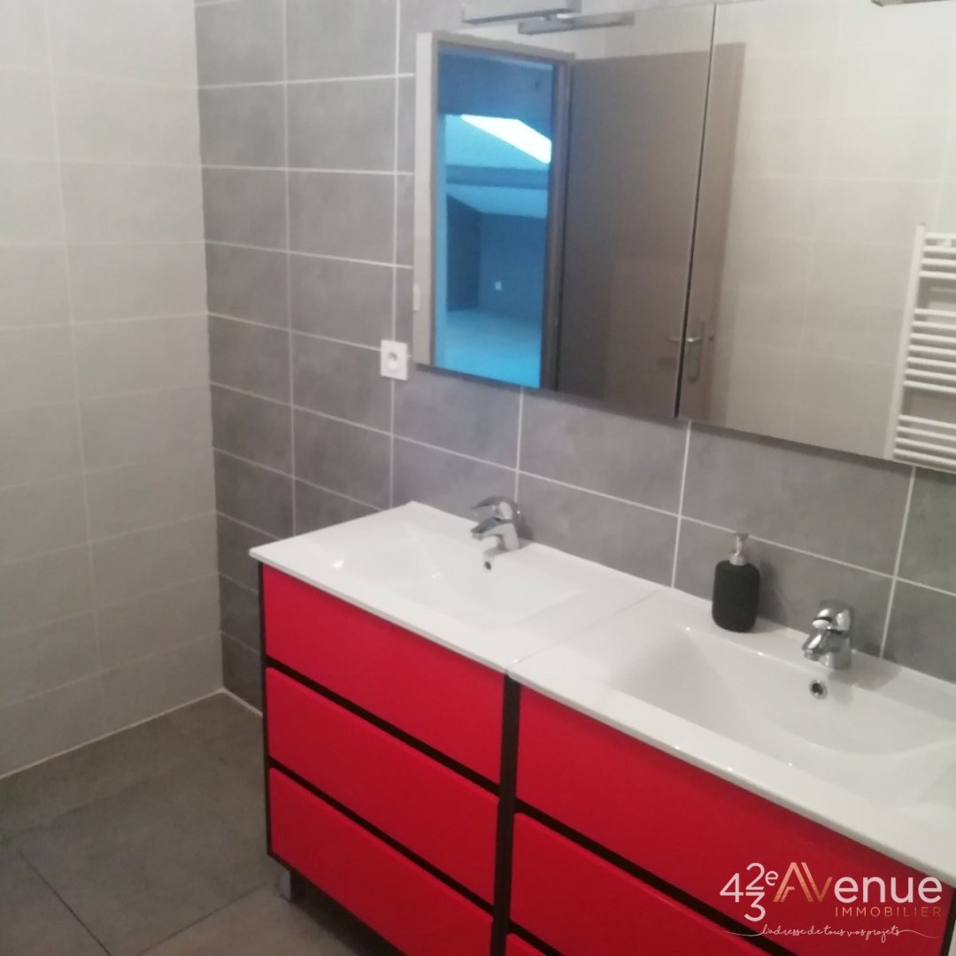 APPARTEMENT T3 A LOUER - ST ETIENNE BADOUILLERE/CENTRE VILLE - 61.53 m2 - 730 &euro; charges comprises par mois