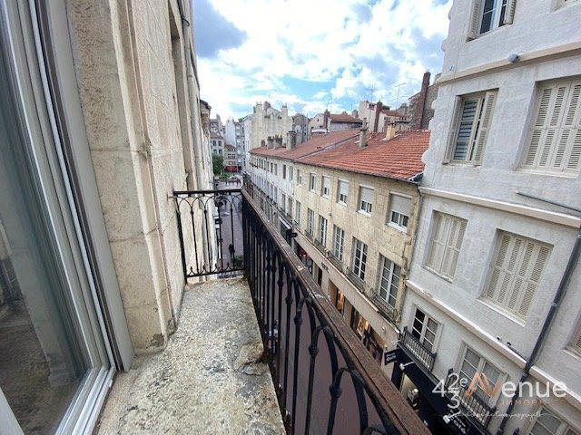 Grand 3 pièces A LOUER - ST ETIENNE Hyper Centre/Dorian/Peuple - 82.82 m2 - 700 &euro; charges comprises par mois