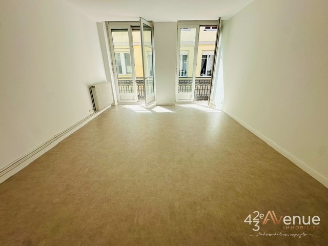 APPARTEMENT T3 A LOUER - ST ETIENNE JEAN JAURES - 74.85 m2 - 565 &euro; charges comprises par mois