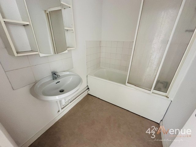 APPARTEMENT T3 A LOUER - ST ETIENNE JEAN JAURES - 74.85 m2 - 565 &euro; charges comprises par mois