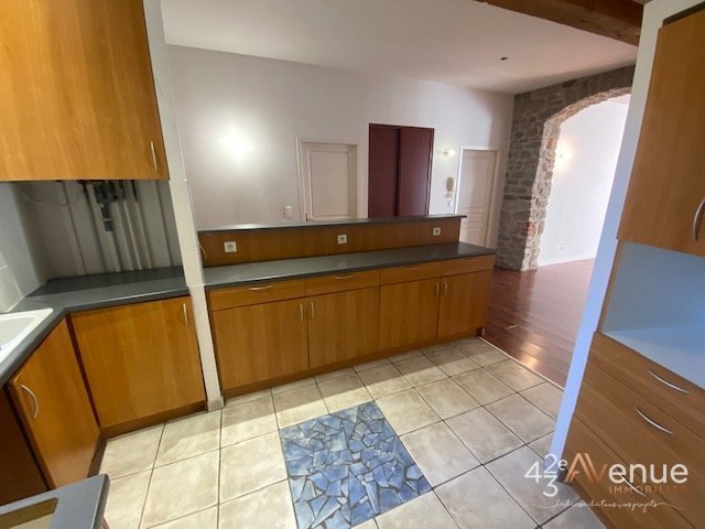 Grand 3 pièces A LOUER - ST ETIENNE QUARTIER DES URSULES - 105.4 m2 - 700 &euro; charges comprises par mois