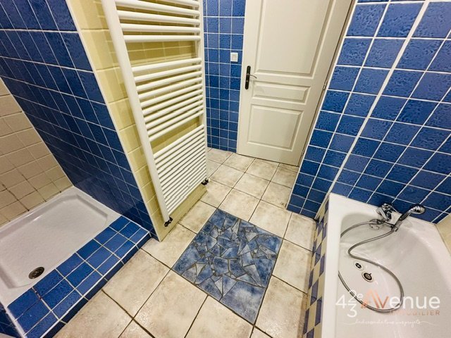 Grand 3 pièces A LOUER - ST ETIENNE QUARTIER DES URSULES - 105.4 m2 - 700 &euro; charges comprises par mois