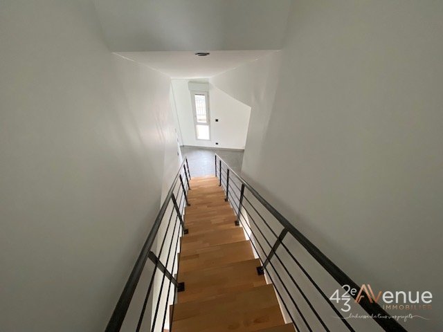 T3 en Duplex ave Terrasse A LOUER - ST ETIENNE ROND POINT/FAURIEL - 105.87 m2 - 990�&euro; charges comprises par mois