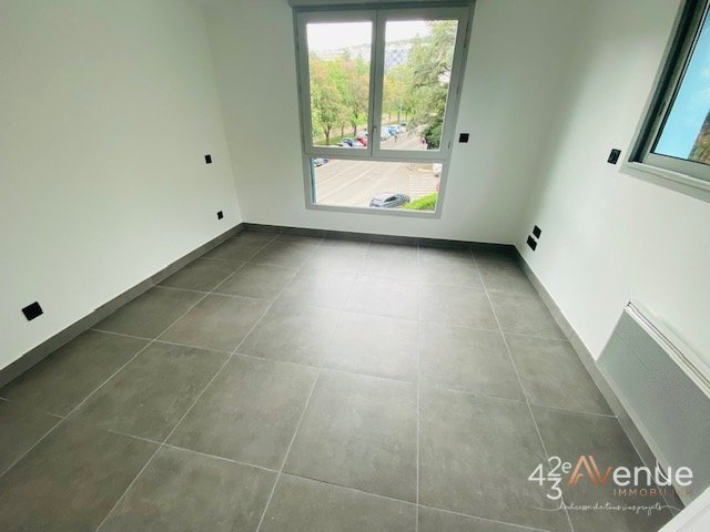 T3 en Duplex ave Terrasse A LOUER - ST ETIENNE ROND POINT/FAURIEL - 105.87 m2 - 990�&euro; charges comprises par mois