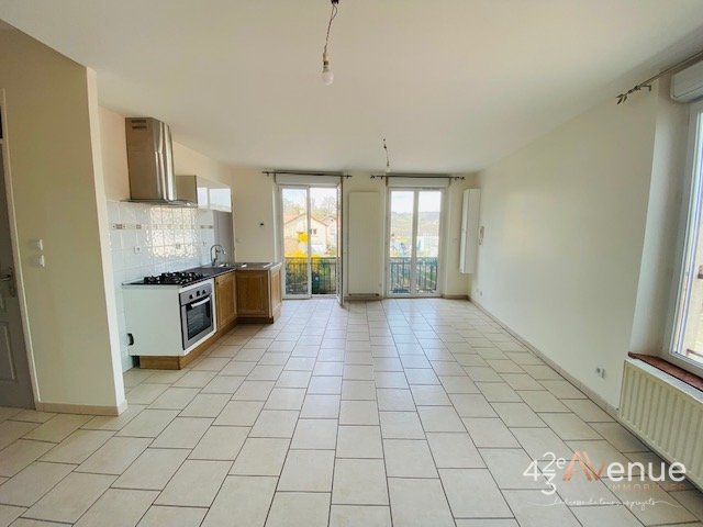 En Duplex A LOUER - ST PRIEST EN JAREZ Centre Lerclerc/Terrasse - 60.83 m2 - 590€ charges comprises par mois