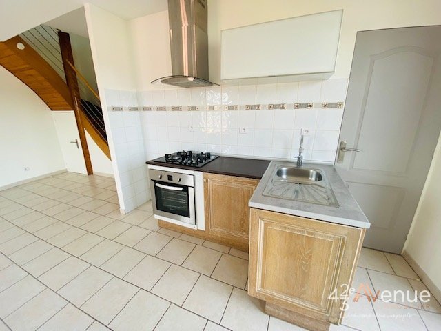 En Duplex A LOUER - ST PRIEST EN JAREZ Centre Lerclerc/Terrasse - 60.83 m2 - 590€ charges comprises par mois