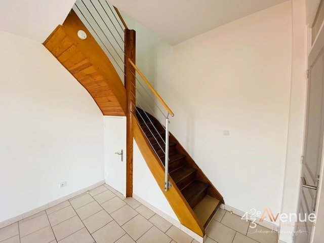 En Duplex A LOUER - ST PRIEST EN JAREZ Centre Lerclerc/Terrasse - 60.83 m2 - 590€ charges comprises par mois