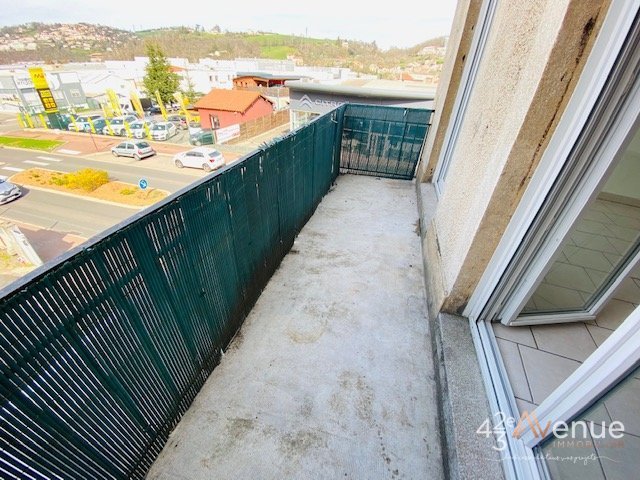 En Duplex A LOUER - ST PRIEST EN JAREZ Centre Lerclerc/Terrasse - 60.83 m2 - 590€ charges comprises par mois