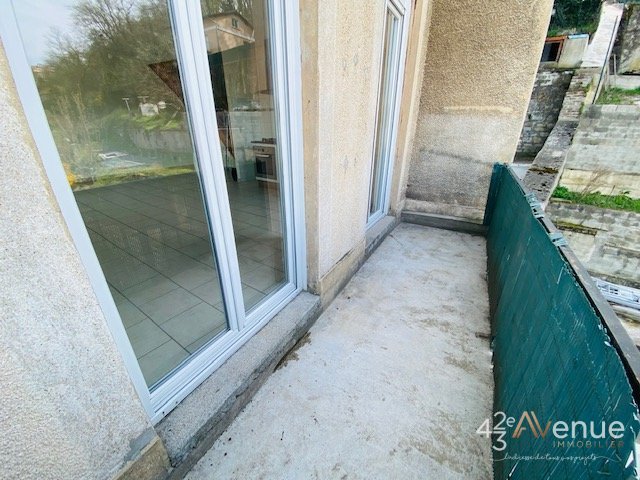 En Duplex A LOUER - ST PRIEST EN JAREZ Centre Lerclerc/Terrasse - 60.83 m2 - 590€ charges comprises par mois