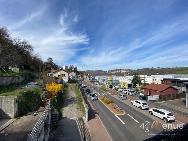 En Duplex A LOUER - ST PRIEST EN JAREZ Centre Lerclerc/Terrasse - 60.83 m2 - 590€ charges comprises par mois