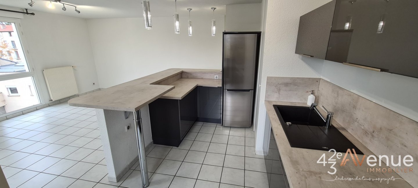APPARTEMENT T3 A LOUER - ST PRIEST EN JAREZ LA TERRASSE/MUSEE D ART MODERNE - 67.6 m2 - 856 &euro; charges comprises par mois