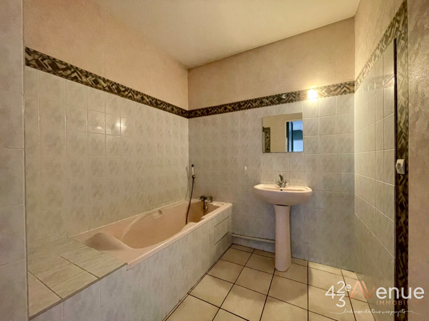 Appartement traversant T3 avec Balcon et Garage - ST ETIENNE VIVARAIZE - 63.49 m2 - VENDU