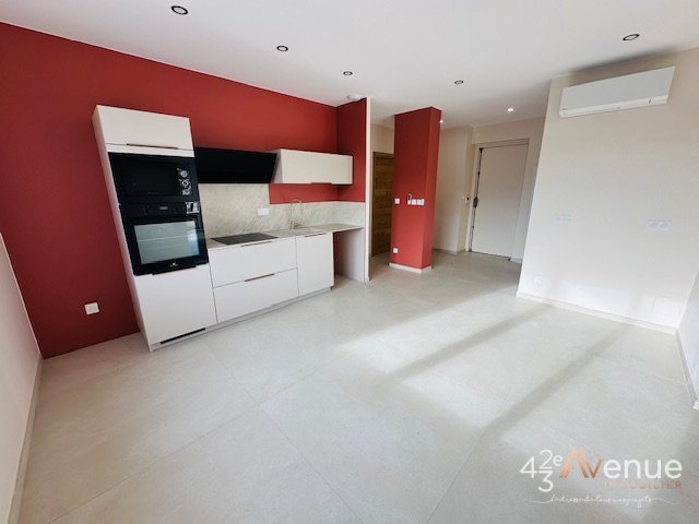 APPARTEMENT T4 A LOUER - ST ETIENNE PLACE BELLEVUE - 88.39 m2 - 1�000�&euro; charges comprises par mois