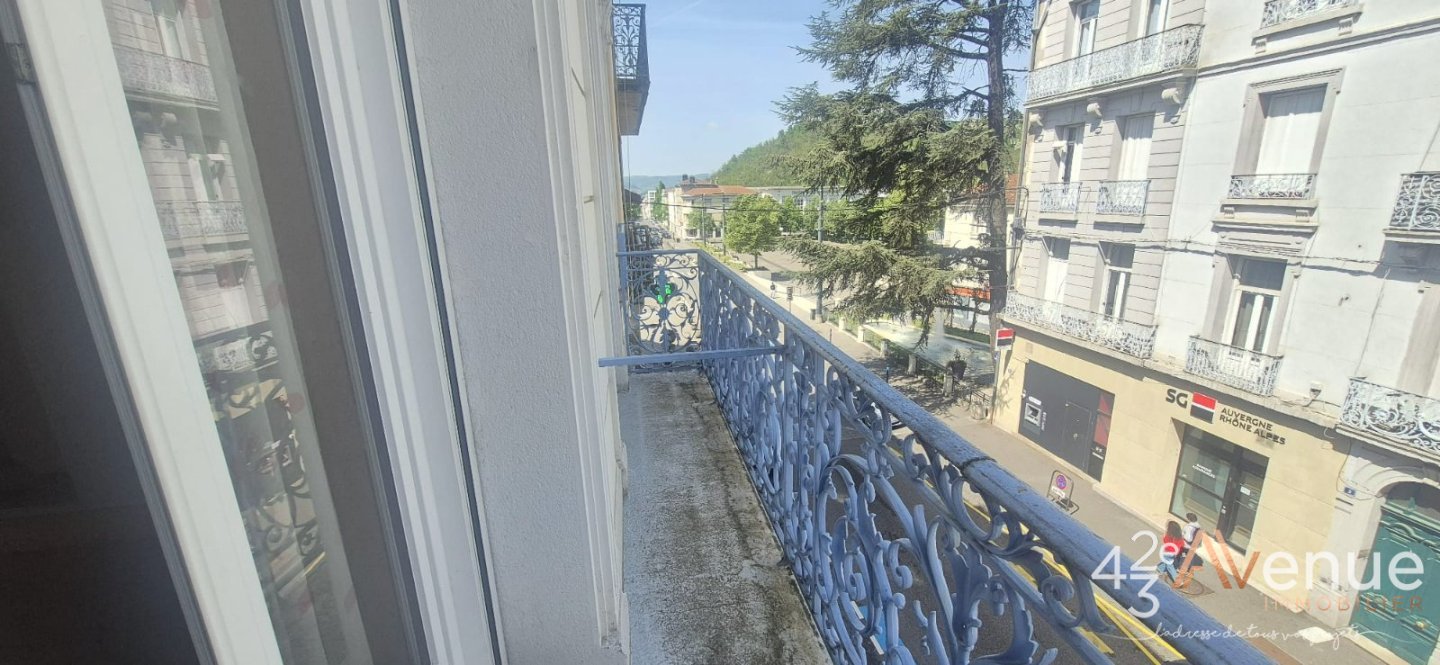 APPARTEMENT T4 A VENDRE - LE CHAMBON FEUGEROLLES - 117 m2 - 69 900 &euro;