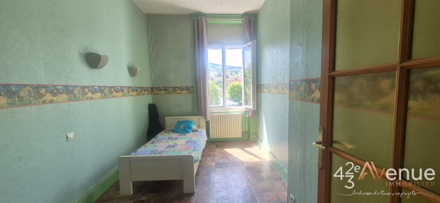 APPARTEMENT T4 A VENDRE - LE CHAMBON FEUGEROLLES - 117 m2 - 69 900 &euro;