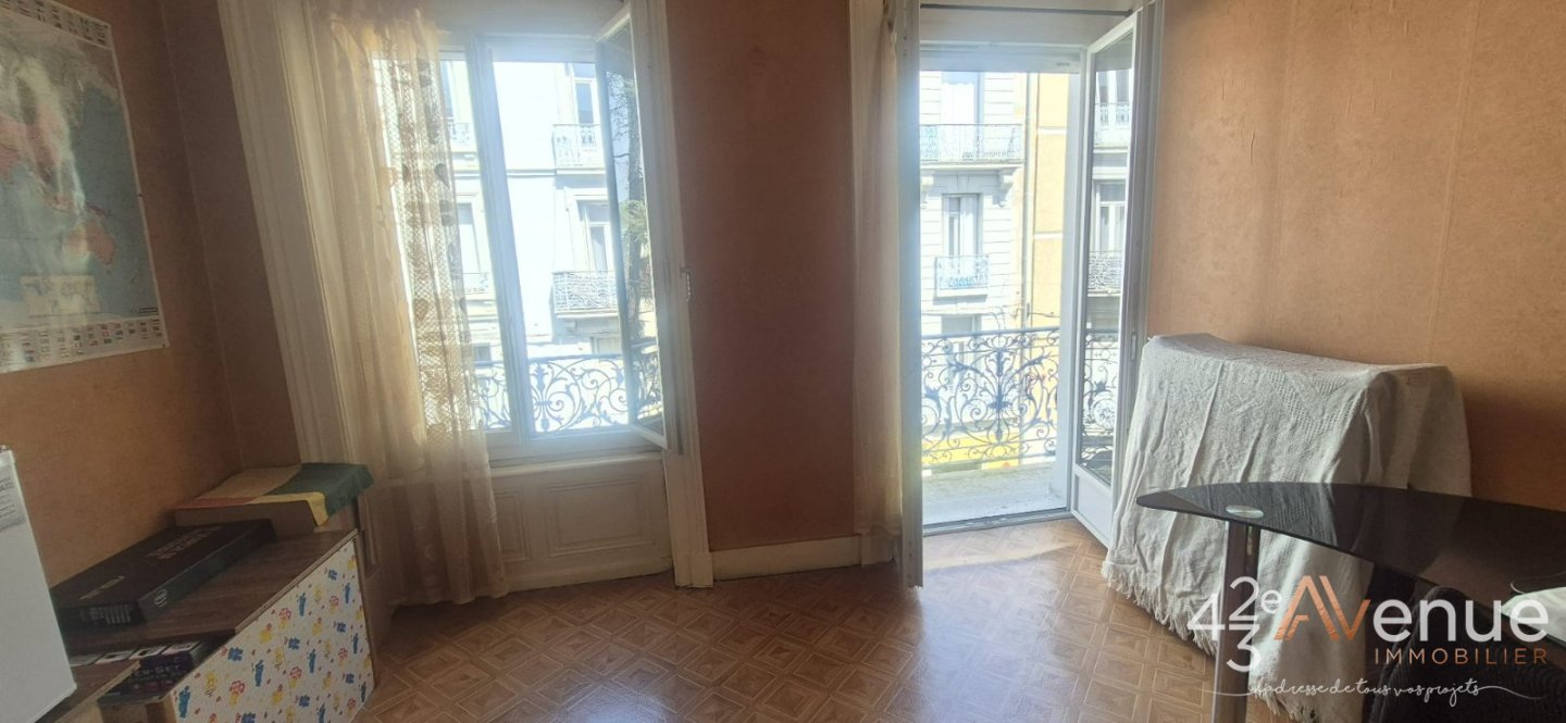 APPARTEMENT T4 A VENDRE - LE CHAMBON FEUGEROLLES - 117 m2 - 69 900 &euro;