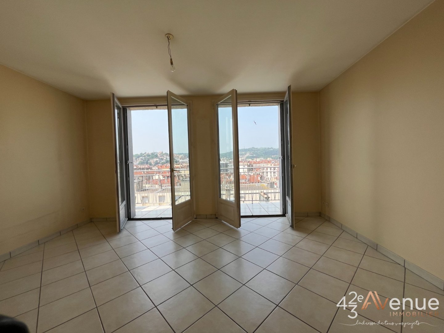 APPARTEMENT T4 A VENDRE - ST ETIENNE CENTRE VILLE - 79.1 m2 - 139 000 €