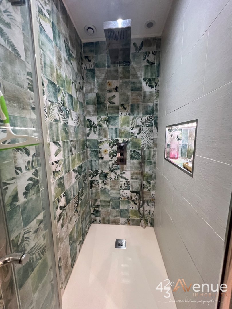 F4 de 102,56 m2 avec terrasse de 22 m2 - ST ETIENNE CENTRE VILLE - 102.56 m2 - VENDU