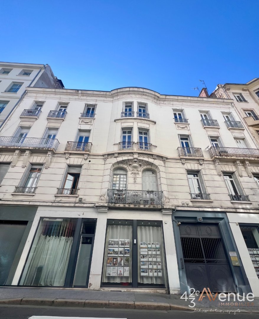 F4 de 102,56 m2 avec terrasse de 22 m2 - ST ETIENNE CENTRE VILLE - 102.56 m2 - VENDU