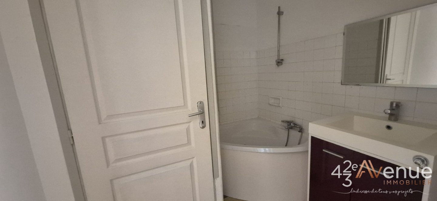 APPARTEMENT T4 A VENDRE - ST ETIENNE CHAVANELLE - 123 m2 - 120 000 &euro;