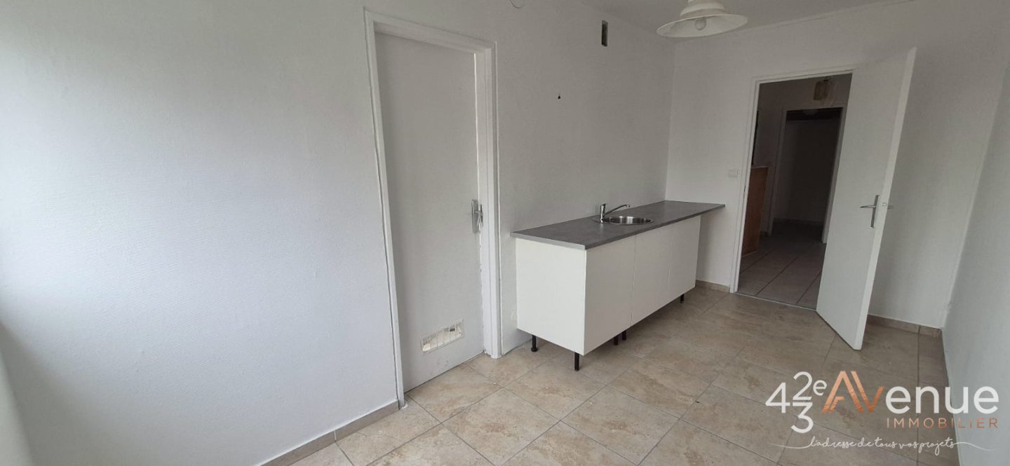 APPARTEMENT T4 A VENDRE - ST ETIENNE LA METARE - 90 m2 - 89000€