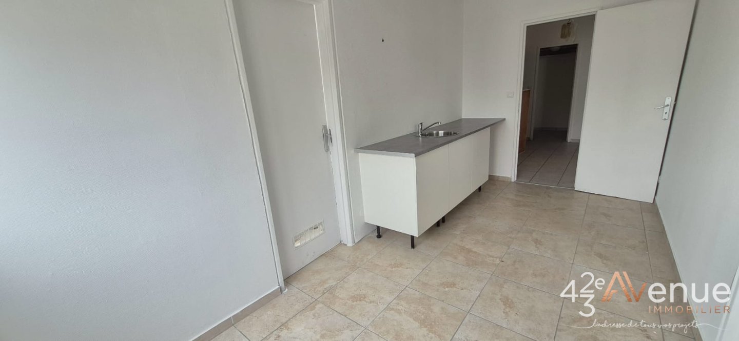 APPARTEMENT T4 A VENDRE - ST ETIENNE LA METARE - 90 m2 - 89000€