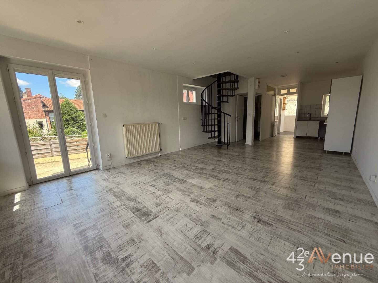 Appartement avec terrasse et garage - ST JEAN BONNEFONDS - 92 m2 - 160000€
