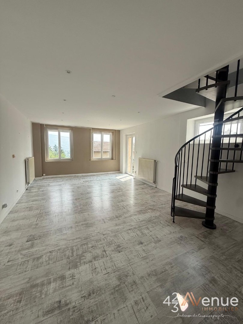 Appartement avec terrasse et garage - ST JEAN BONNEFONDS - 92 m2 - 160000€