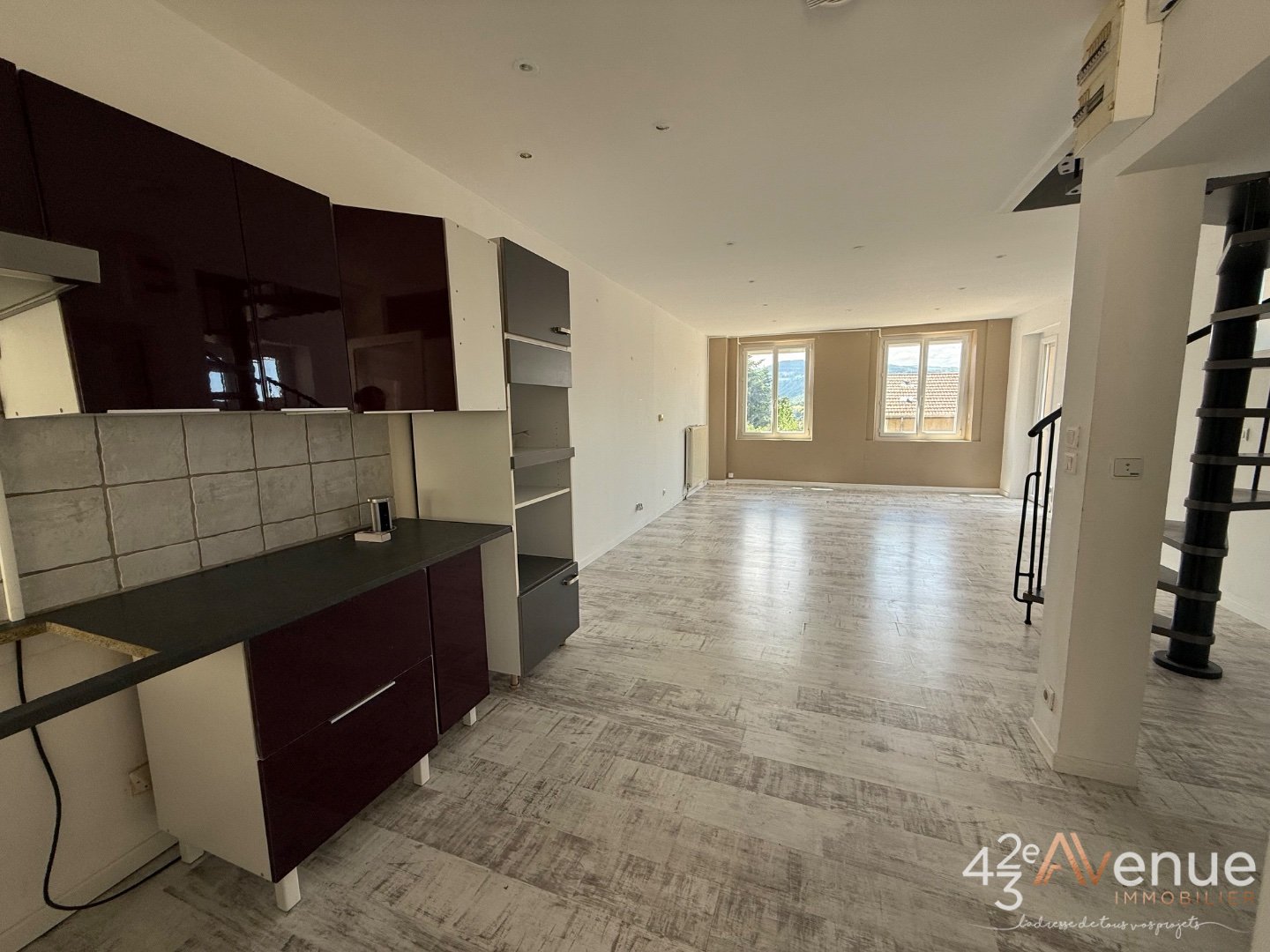 Appartement avec terrasse et garage - ST JEAN BONNEFONDS - 92 m2 - 160000€